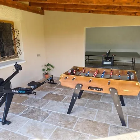 Hébergement de vacances De Lacrouzette Avec Piscine